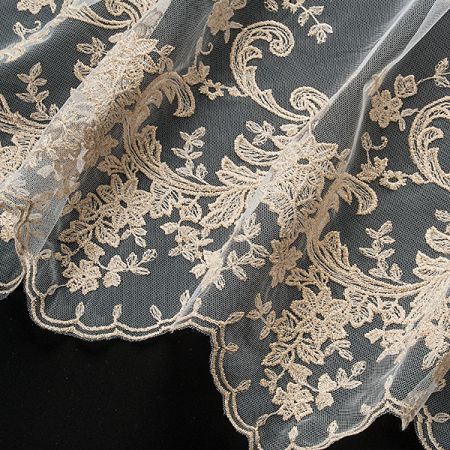 Krajka výšivka na tylu s květinovým vzorem zlatá