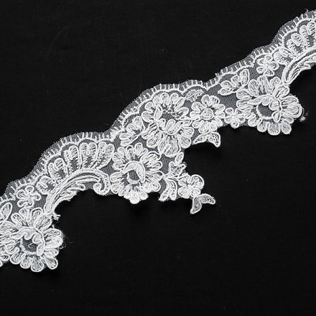 Krajka lem bílá výšivka na tylu