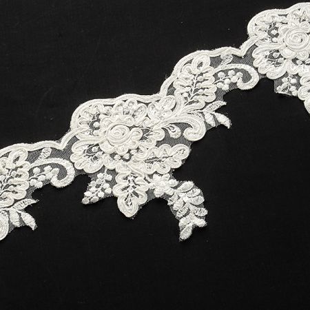 Krajka lem smetanová doplněna flitry