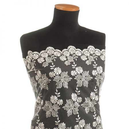 Krajka výšivka na tylu lístky/květy smetanová