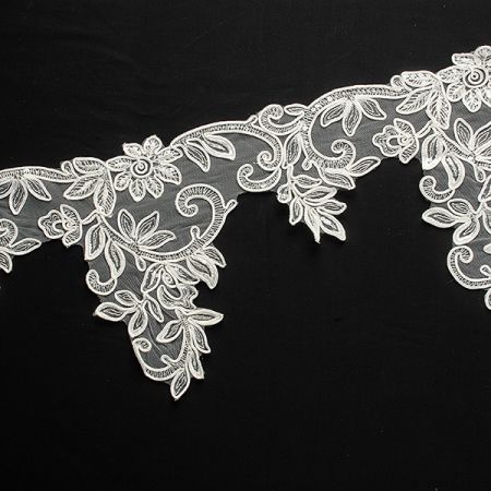 Krajka lem květinový motiv slonová kost