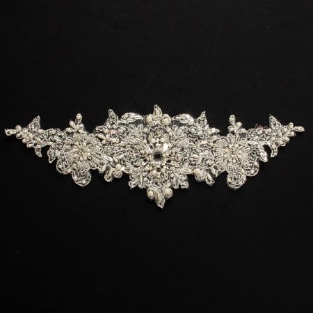 Krajková středová vsadka štras stříbrná