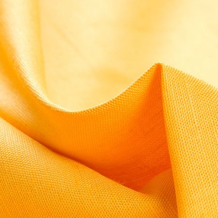 Len středně silný okrové barvy