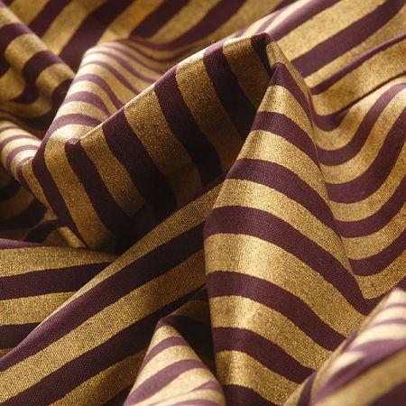 Bavlněná látka vánoční vzor zlaté a fialové proužky