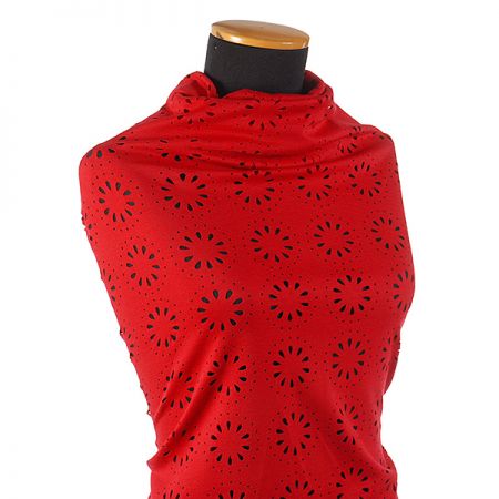 Úplet prořezávaný vzor květů červený