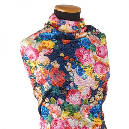 Pletenina s plastickou strukturou piké květy modrá