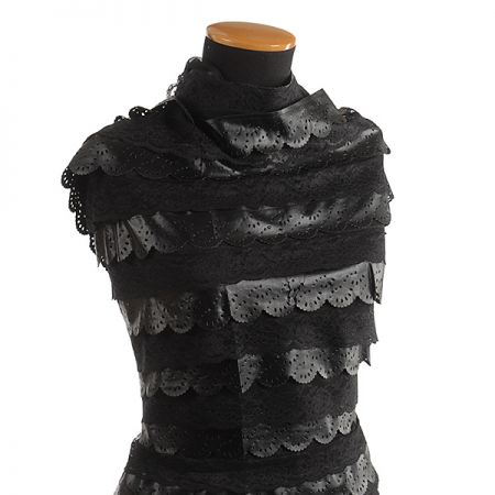 Tyl doplněný krajkovou imitací koženky a volánky