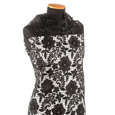 Efektní hrubá krajka květinový motiv černá