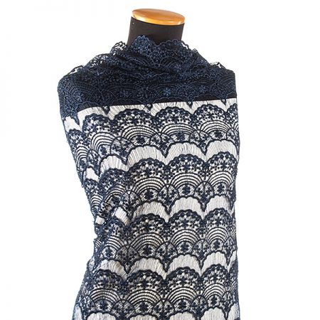 Efektní hrubá krajka motiv květy/vlnky temně modrá