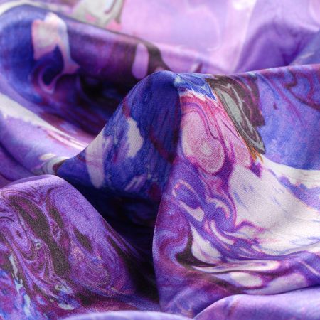 Hedvábný satén vzor abstrakní malba fialová