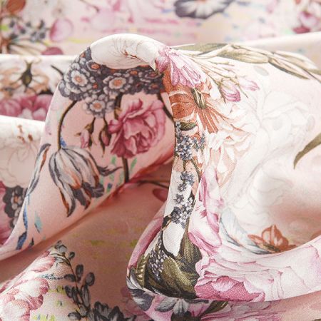 Hedvábný atlas žakár puntík květinový vzor růžový 