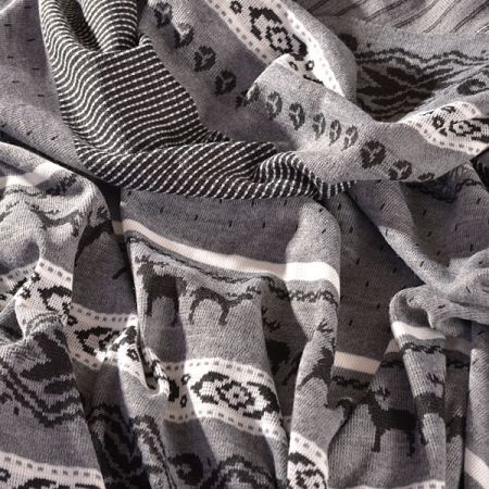 Úplet imitující norský vzor motiv jelenů šedý