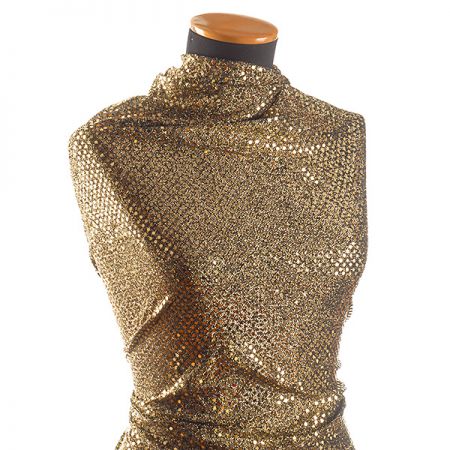 Úplet s flitry ve tvaru puntiku zlatočerné