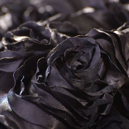 Satén se stužkovou aplikací růží černá