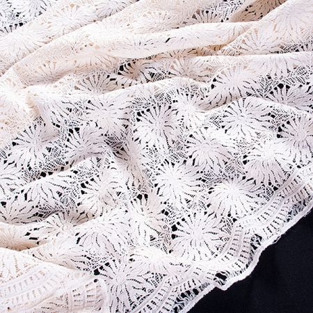 Efektní hrubá bavlněná krajka smetanová