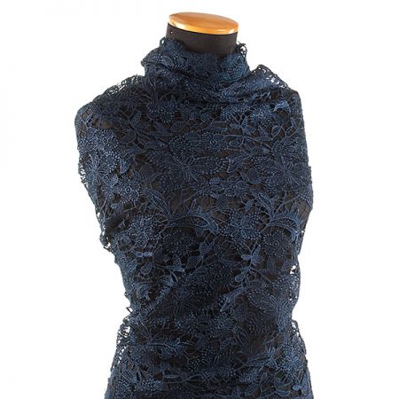 Efektní hrubá krajka květinový motiv tmavě modrá