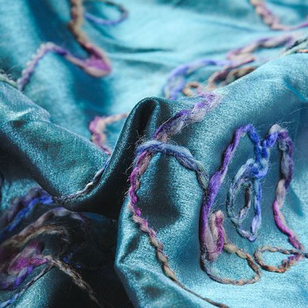 Lamé šatovka s plastickou výšivkou květů