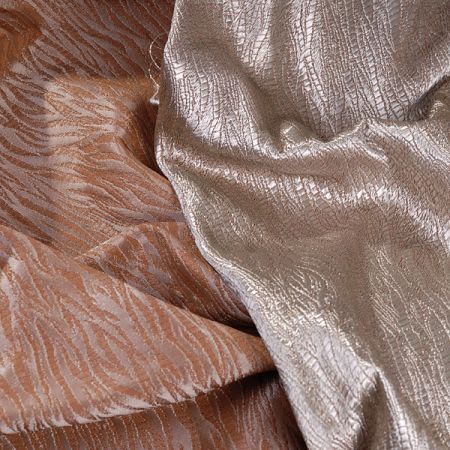 Brokát lamé abstraktní vzor hnědobéžový