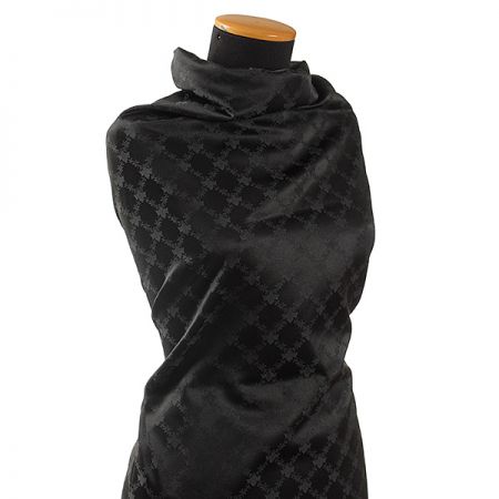 Žakárová látka geometrický motiv černá