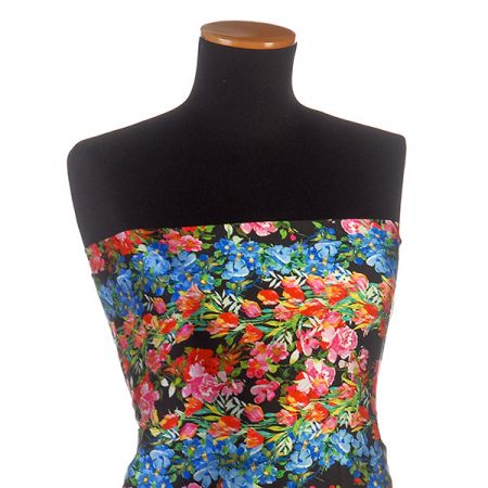 Satén nepružný tisk rozkvetlá louka černý