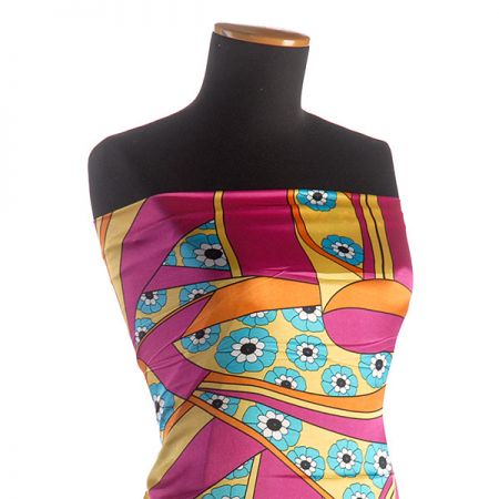 Jemný satén lesklý květy geometrické vzory