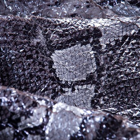 Efektní tkanina imitace hadí kůže černošedá