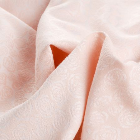 Žakárová látka vzor růže pastel růžová