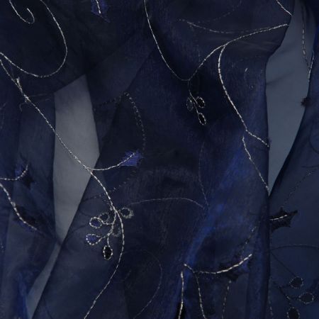 Vyšívaná organza s motivem pnoucích se květů