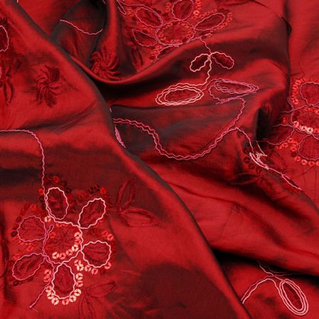 Taft s aplikacemi a výšivkou vínová