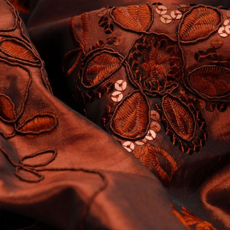 Taft s aplikacemi a výšivkou hnědá