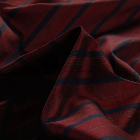 Hedvábná látka proužek vínovomodrá