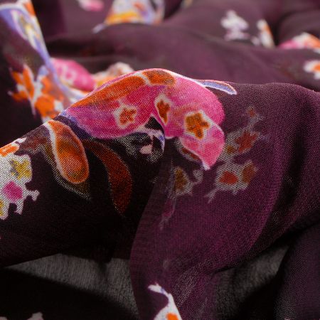 Šifon viskozový květinový vzor tm.fialový