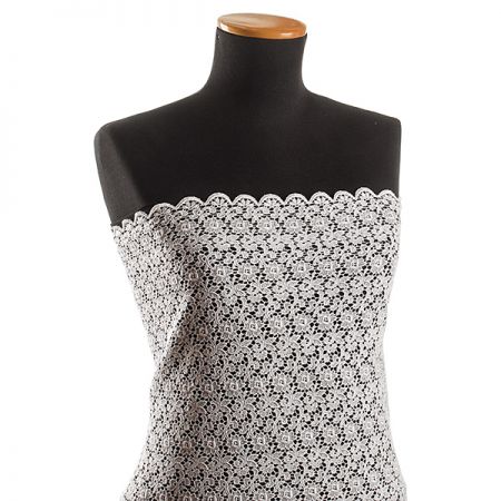 Hrubá krajka drobný květinový vzor lomená bílá