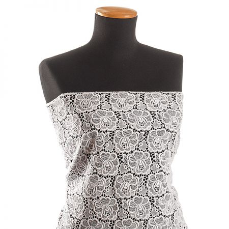 Hrubá krajka vzor velké růže bílá