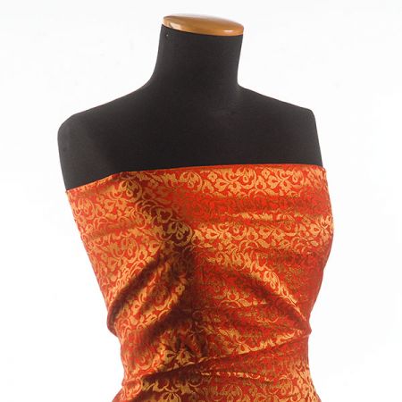 Brokát červenozlatý vzor květinový ornament