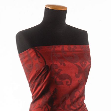 Žakárová látka imitace hedvábí ornament vínová