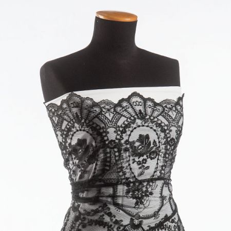 Krajka vyšívaná na tylu šíře 300 cm černé barvy