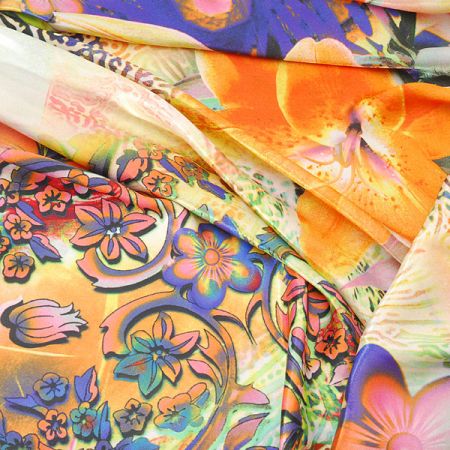 Satén vzor zlaté lilie a květy fantazie barev 