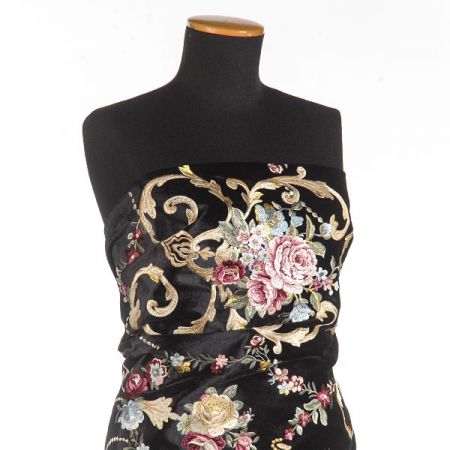 Samet s barokní květinovou výšivkou černý
