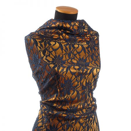 Jemná krajka s plastickou výšivkou tm. modrá