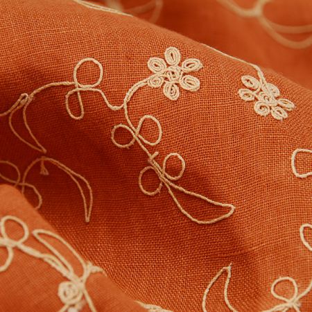 Len vyšívaný skořicový/krémová výšivka