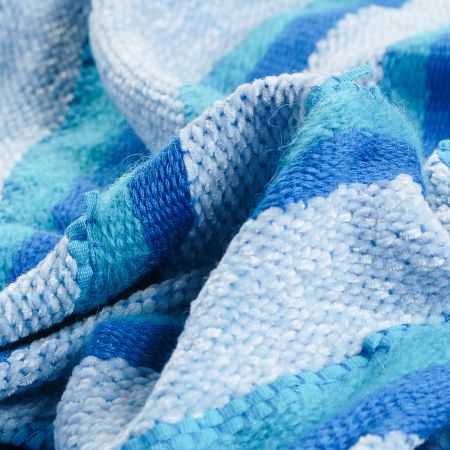 Ručně tkaná látka proužky v modrých barvách