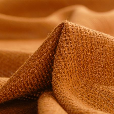 Bavlněná látka s plastickou strukturou hnědá