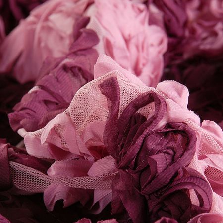 Efektní tyl s květy vínové a starorůžové barvy