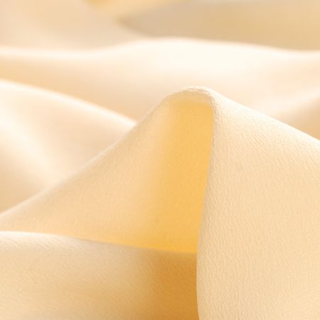 Hedvábný krepdešín pískové barvy