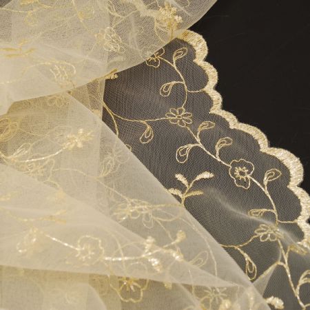 Krajka vyšívaná na tylu s květy