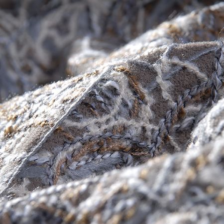 Efektní textilie s nevšední výšivkou