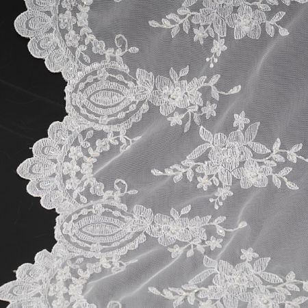 Krajka s bordurou vyšívaná na tylu s korálky bílá