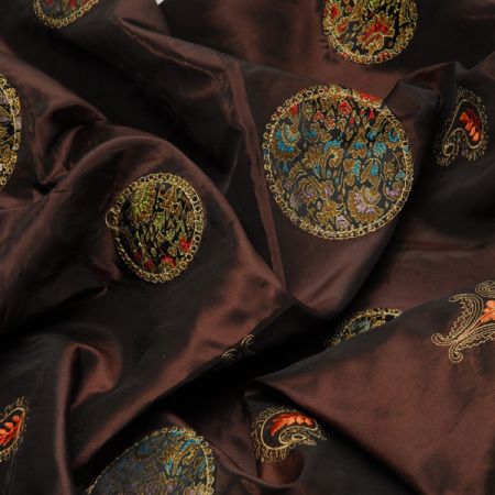 Vyšívaný taft vzor v marockém stylu tmavě hnědý