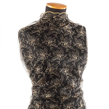 Krajka motiv květu zlatá výšivka ny černém tylu